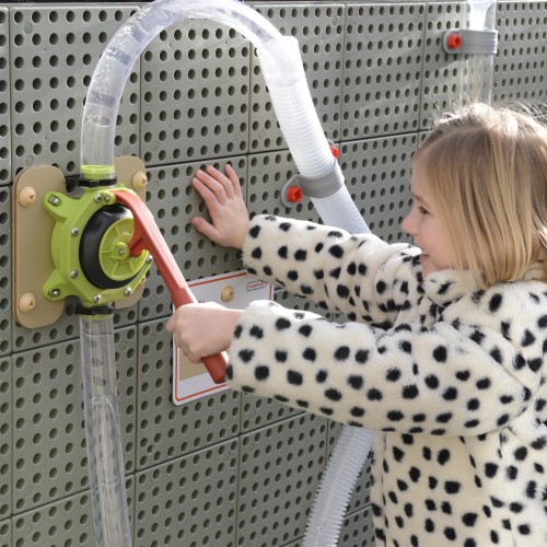 Zbliżenie pompki wodnej MASTERKIDZ — mechanizm zaworu i przewody widoczne na tablicy edukacyjnej
