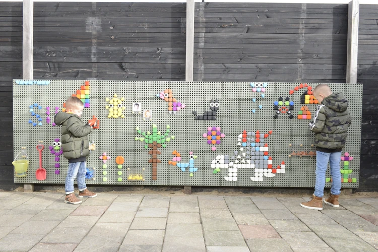 Zbliżenie na elementy manipulacyjne tablicy naukowej MASTERKIDZ 55 — pokrętła, zębatki i sensory