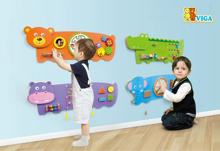 Widok boczny tablicy VIGA — kompaktowy kształt krokodyla, zaokrąglone krawędzie i naturalne drewno