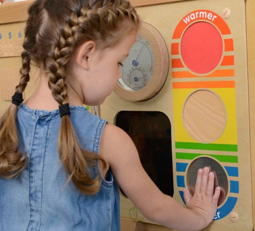 Widok boczny tablicy MASTERKIDZ — panel ścienny z elementami do nauki temperatury