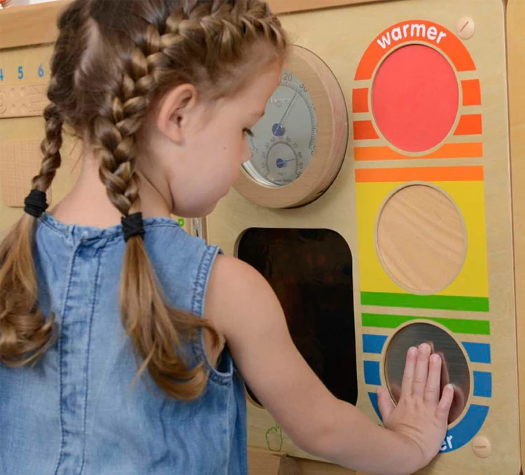 Widok boczny tablicy MASTERKIDZ — panel ścienny z elementami do nauki temperatury
