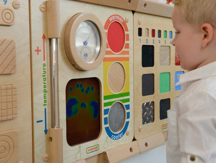 Zbliżenie na skalę temperatury tablicy MASTERKIDZ — czytelne oznaczenia ułatwiające naukę