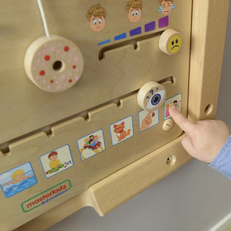 Dzieci układają emocje na tablicy MASTERKIDZ — zabawa edukacyjna wspierająca rozpoznawanie uczuć