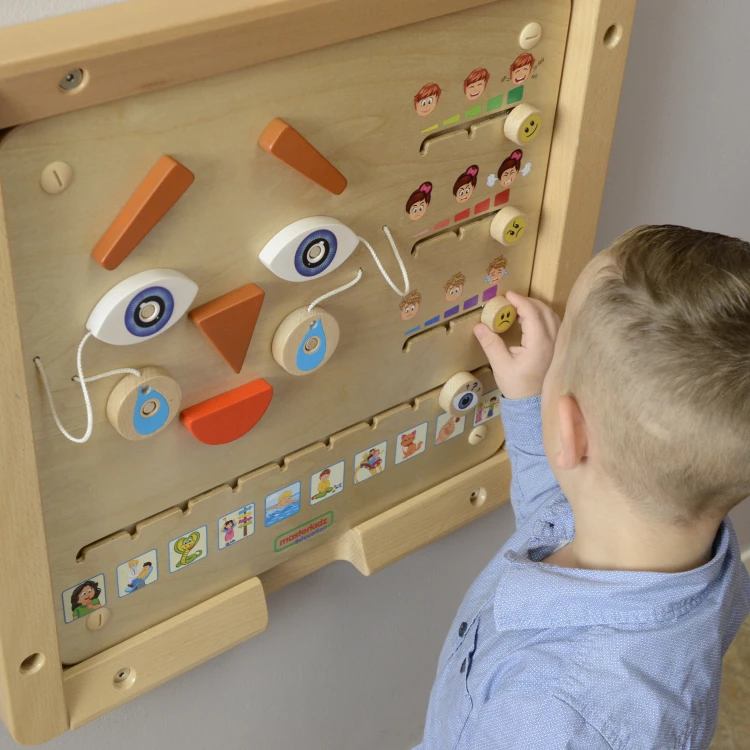 Panel z etykietami emocji i ilustracjami — czytelne napisy i przystępna kolorystyka tablicy MASTERKIDZ