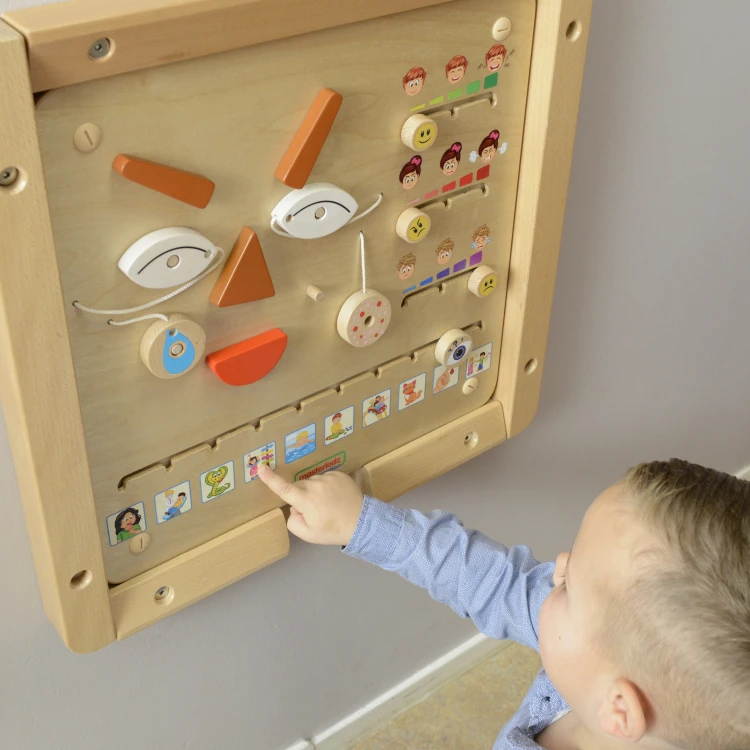 Tablica edukacyjna zamontowana na ścianie — sposób montażu i stabilność elementów MASTERKIDZ