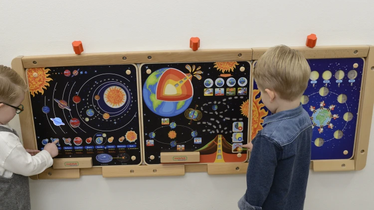 Tył tablicy — widoczna konstrukcja i mocowania Tablica Edukacyjna Układ Słoneczny od MASTERKIDZ