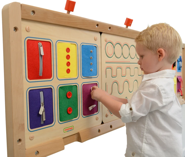 Tablica ścienna MASTERKIDZ (55) z zamkami, suwakami i guzikami — widok z przodu, wszystkie elementy.