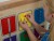 Boczny kąt tablicy MASTERKIDZ — widoczna grubość panelu i rozmieszczenie elementów do zabawy.