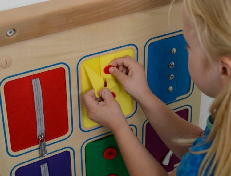 Boczny kąt tablicy MASTERKIDZ — widoczna grubość panelu i rozmieszczenie elementów do zabawy.