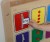 Tablica ścienna zamontowana nad biurkiem — przykładowe zastosowanie MASTERKIDZ 55 w pokoju dziecięcym.