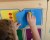 Dziecko ćwiczy otwieranie zamków i zapięć na tablicy manipulacyjnej — interakcja z elementami MASTERKIDZ.
