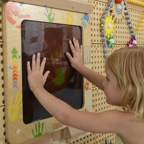 Zbliżenie na pole tablicy MASTERKIDZ — zmieniające kolor plamy po przyłożeniu dłoni, detal faktury powierzchni