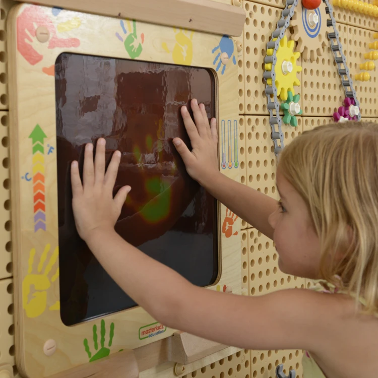Zbliżenie na pole tablicy MASTERKIDZ — zmieniające kolor plamy po przyłożeniu dłoni, detal faktury powierzchni