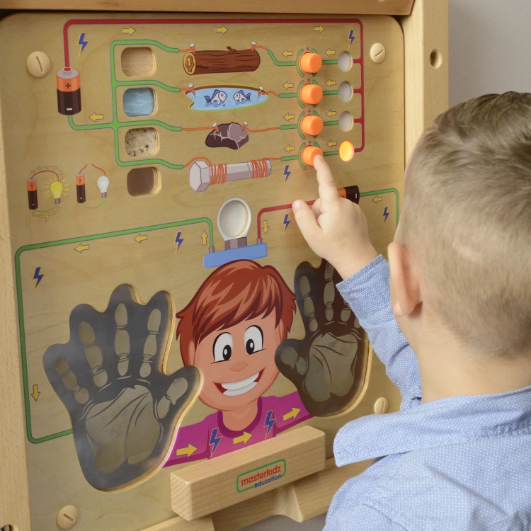 Tablica Edukacyjna MASTERKIDZ w użyciu — ręka ustawia przewody na polach, widoczne połączenia i elementy stykowe