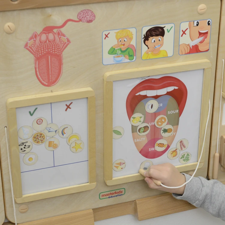 Zbliżenie na sensoryczne pojemniczki i etykiety w tablicy MASTERKIDZ, szczegóły do ćwiczeń smaków