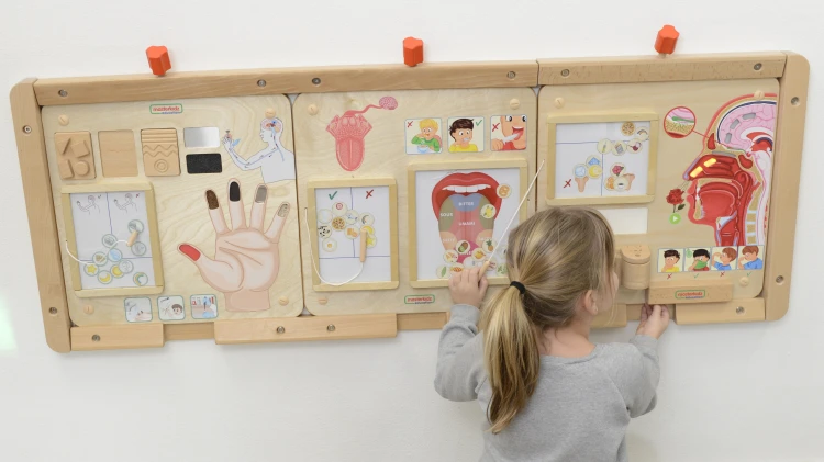 Widok boku tablicy edukacyjnej MASTERKIDZ — stabilne mocowanie i drewniana konstrukcja