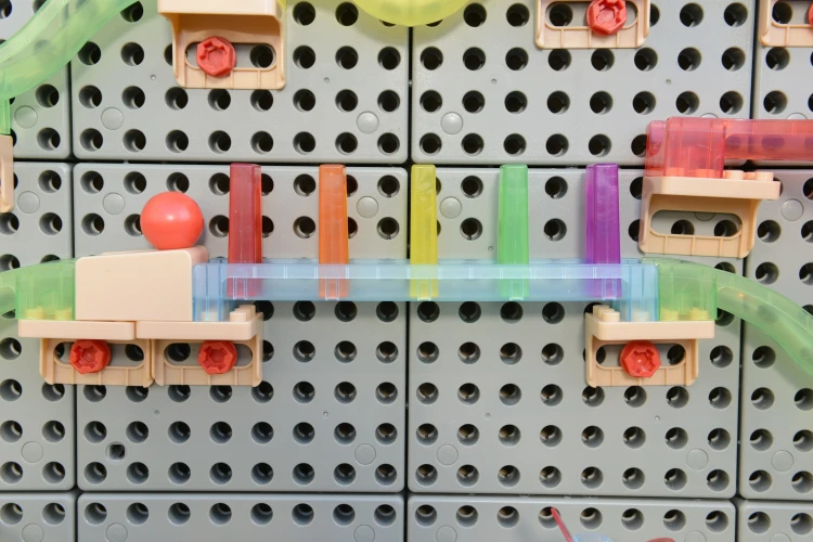 Ręka dziecka łączy moduły toru — praktyczny montaż i zabawa edukacyjna STEM od MASTERKIDZ