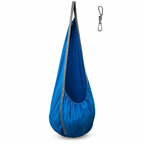 Widok huśtawki Kokon SI XXL zawieszonej pod sufitem w sali terapeutycznej, podkreślający Ø 70 cm siedzisko i otulającą formę