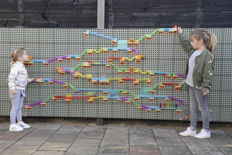 Długi segment toru rozciągnięty na podłożu — patrz możliwości układu Zestawu Konstrukcyjnego MASTERKIDZ