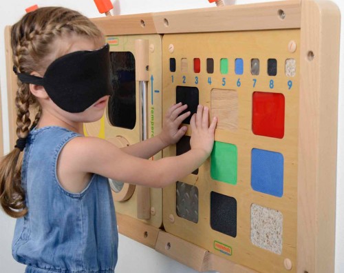 Zbliżenie na pola z fakturami w tablicy MASTERKIDZ — różnorodne powierzchnie do stymulacji zmysłu dotyku