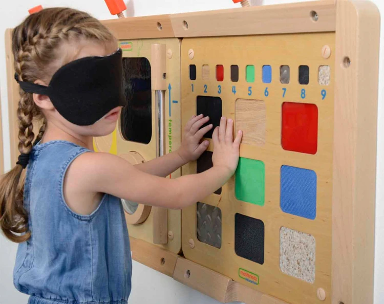Zbliżenie na pola z fakturami w tablicy MASTERKIDZ — różnorodne powierzchnie do stymulacji zmysłu dotyku