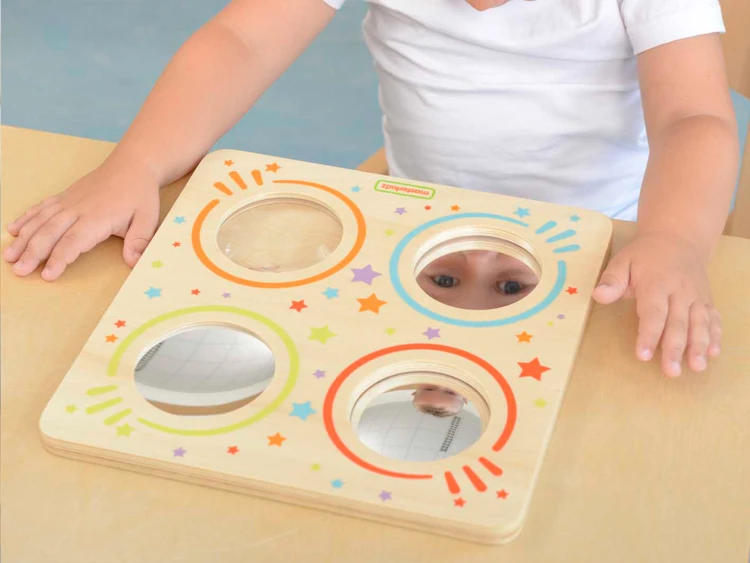 Sesja zabawy sensorycznej MASTERKIDZ - tablica ustawiona na stole, ćwiczenie percepcji wzrokowej i dotyku