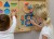 Panel z opisami i symbolami na tablicy edukacyjnej — detale tekstowe i ikony widoczne w MASTERKIDZ