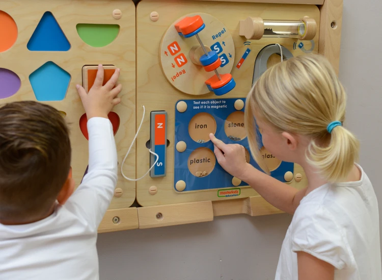 Panel z opisami i symbolami na tablicy edukacyjnej — detale tekstowe i ikony widoczne w MASTERKIDZ