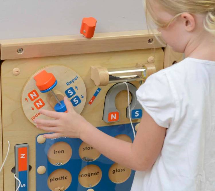 Magnetyczne elementy w akcji na planszy — różne kształty i kolory na tablicy MASTERKIDZ
