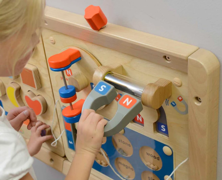 Schemat działania przyciągania magnetycznego na tablicy Flex Montessori — ilustracje i strzałki MASTERKIDZ
