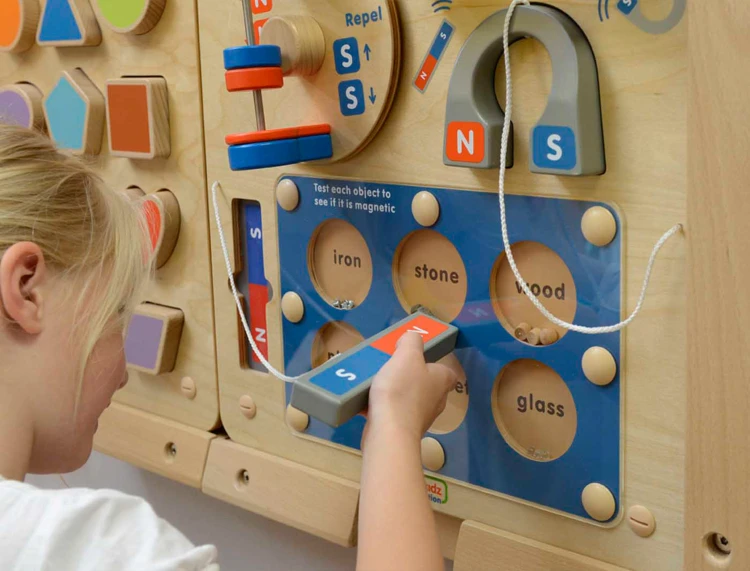 Opakowanie i elementy zestawu ukazane obok tablicy — komplet MASTERKIDZ do nauki magnetyzmu