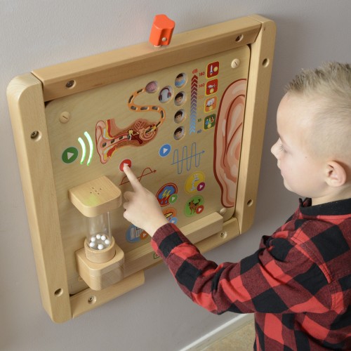 Zbliżenie na elementy dźwiękowe tablicy — młoteczki, dzwonki i manipulatory widoczne na MASTERKIDZ 55
