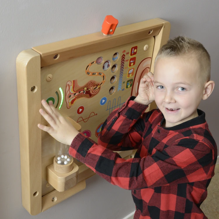 Boczny widok drewnianej ramy tablicy edukacyjnej — detale wykończenia i mocowania widoczne na produkcie MASTERKIDZ