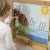 Zbliżenie na elementy edukacyjne tablicy Obieg Wody — kolory i oznaczenia ułatwiające naukę Montessori