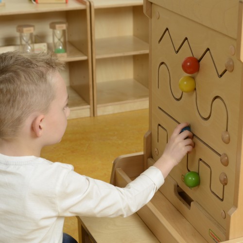 Zbliżenie na mechanizm przesuwu i drewniane koraliki Tablica Przesuwna MASTERKIDZ, ćwiczenie małej motoryki