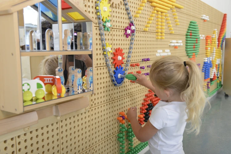 Zbliżenie na współpracujące koła zębate i łańcuch, detal zębatek z zestawu MASTERKIDZ do konstruowania mechanizmów
