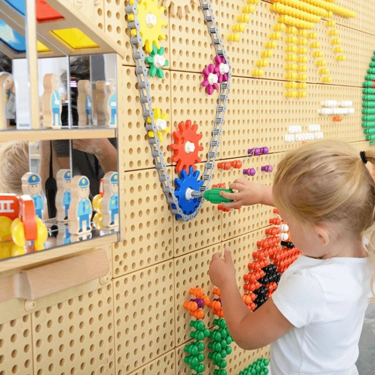 Bok tablicy z widocznym mocowaniem i otworami montażowymi — konstrukcja Tablica Ścienna Koła Zębate MASTERKIDZ