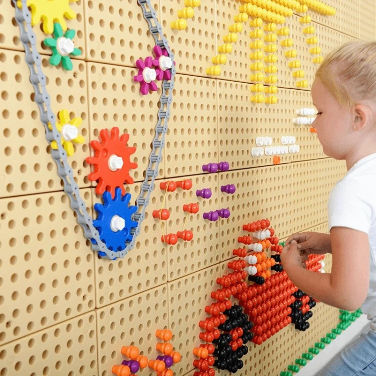 Tablica manipulacyjna na ścianie w pokoju dziecięcym — nauka podstaw mechaniki z kołami zębatymi MASTERKIDZ