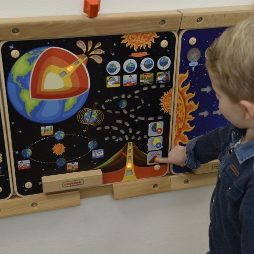 Zbliżenie na drewniane puzzle tablicy Ziemia MASTERKIDZ — ruchome elementy kontynentów i etykiety