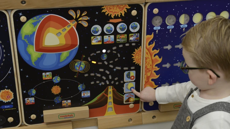 Kąt ujęcia pokazujący grubość i krawędzie tablicy Montessori MASTERKIDZ — detale drewnianego wykonania