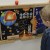 Ręce dziecka układają kontynenty na tablicy Ziemia — zabawa i nauka Montessori MASTERKIDZ