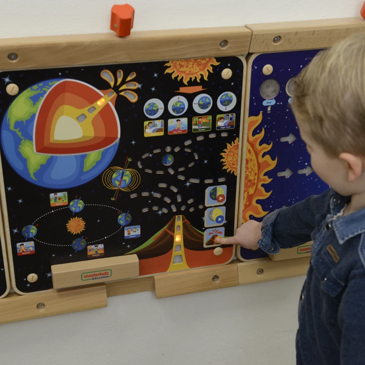 Ręce dziecka układają kontynenty na tablicy Ziemia — zabawa i nauka Montessori MASTERKIDZ