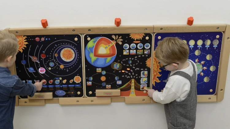 Szczegóły etykiet i ikonografii na tablicy edukacyjnej Ziemia — czytelne napisy MASTERKIDZ
