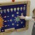 Detal tablicy: wypukłe elementy faz Księżyca, ruchome kołki i czytelne ilustracje w stylu Montessori