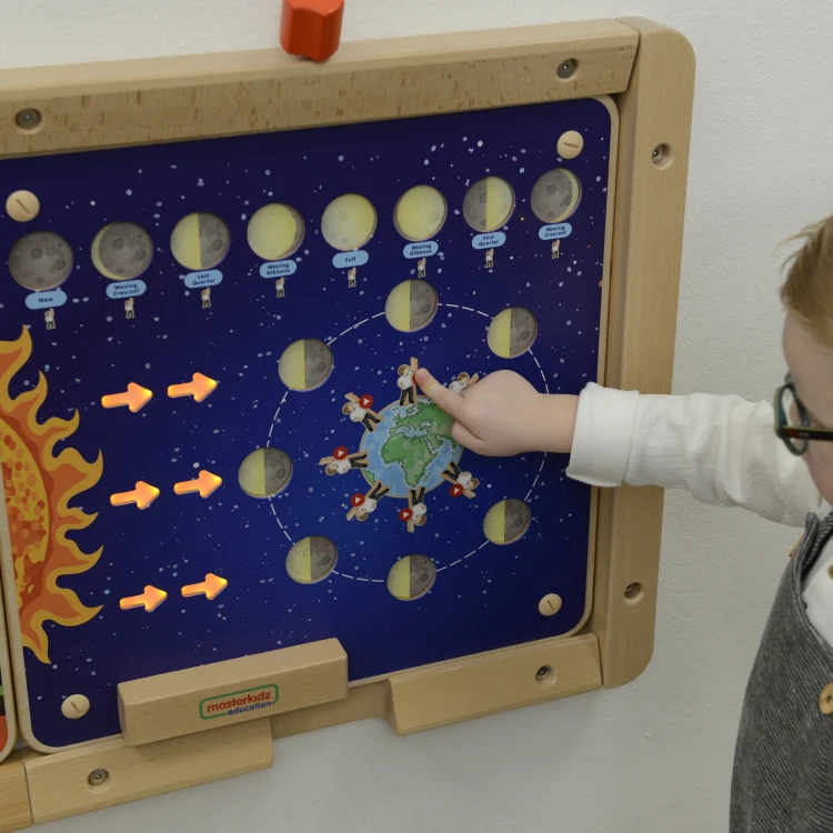 Widok z góry na całą Tablicę Fazy Księżyca MASTERKIDZ — podział na etapy i estetyka naturalnego drewna