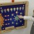 Dziecko przesuwa elementy tablicy Montessori, ćwicząc rozpoznawanie faz Księżyca z pomocą MASTERKIDZ