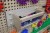 Detal przezroczystej ścianki pojemnika MASTERKIDZ — widoczne mocowania i miejsce na przybory