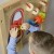 Zbliżenie na panel do sznurowania tablicy MASTERKIDZ — detale oczek i końcówek sznurka do nauki zręczności manualnej