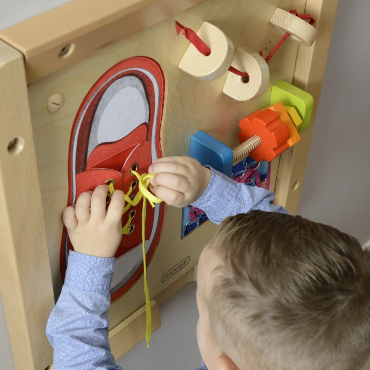 Zbliżenie na panel do sznurowania tablicy MASTERKIDZ — detale oczek i końcówek sznurka do nauki zręczności manualnej