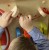 Widok boczny tablicy edukacyjnej MASTERKIDZ 55 — krawędzie panelu i rozmieszczenie elementów do ćwiczeń manualnych
